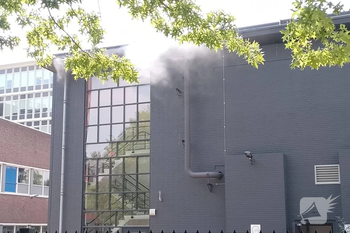 Brandweer in actie bij rook uit schoorsteen