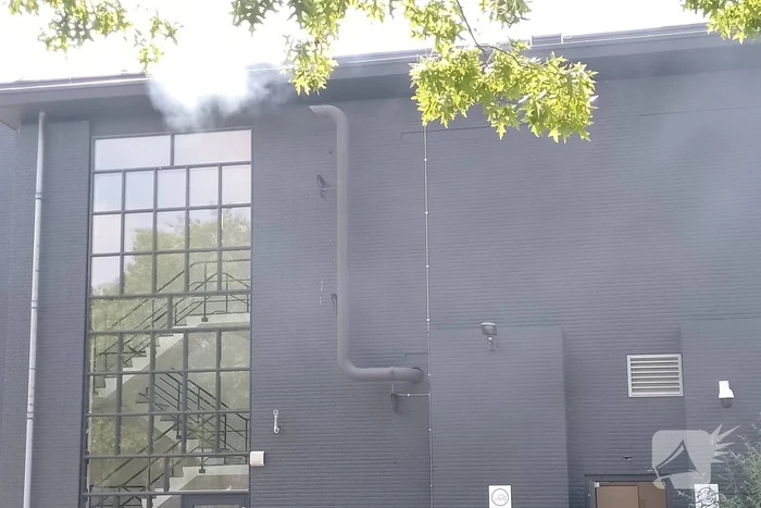 Brandweer in actie bij rook uit schoorsteen