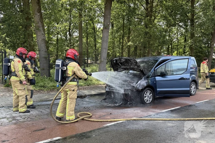 Voertuigbrand in bestelbusje onder controle