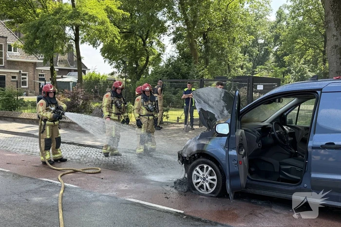 Voertuigbrand in bestelbusje onder controle