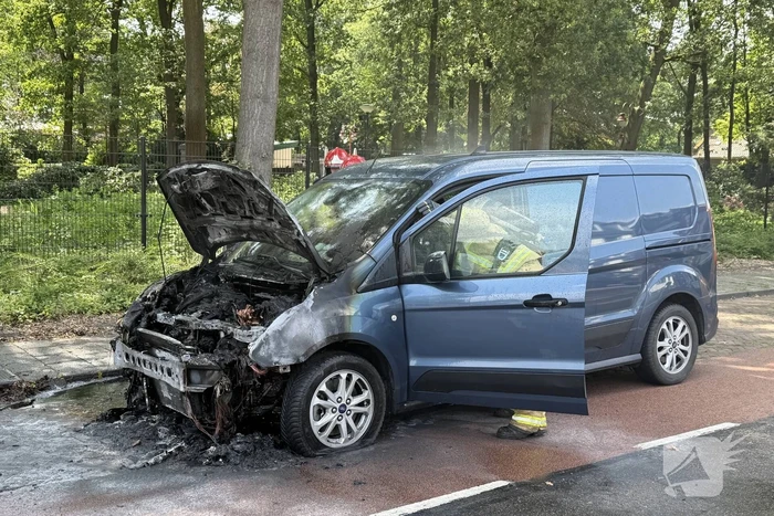 Voertuigbrand in bestelbusje onder controle