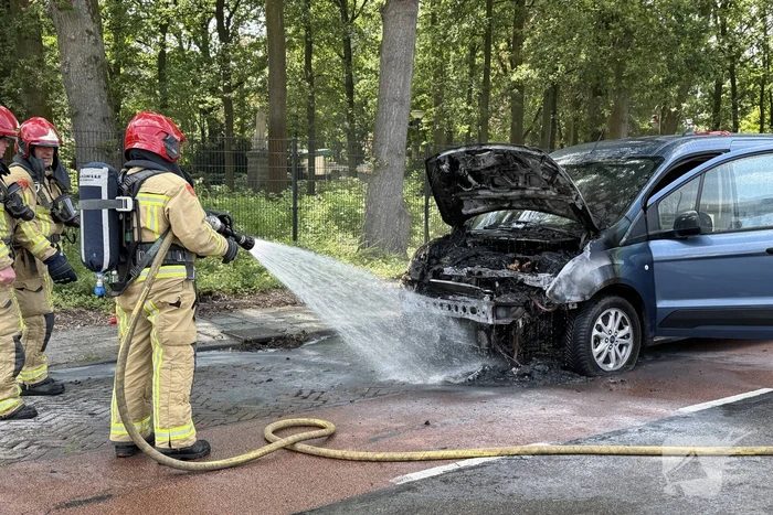 Voertuigbrand in bestelbusje onder controle