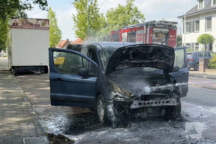 Voertuigbrand in bestelbusje onder controle