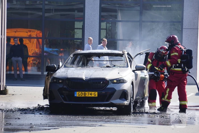 Brand in elektrische auto geblust