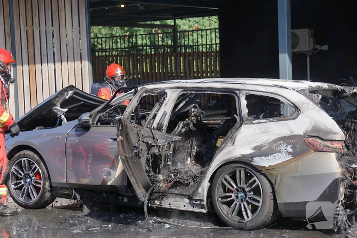 Brand in elektrische auto geblust