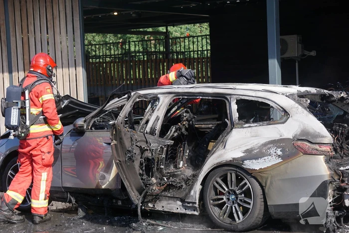 Brand in elektrische auto geblust