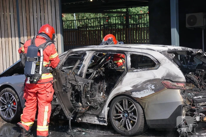 Brand in elektrische auto geblust