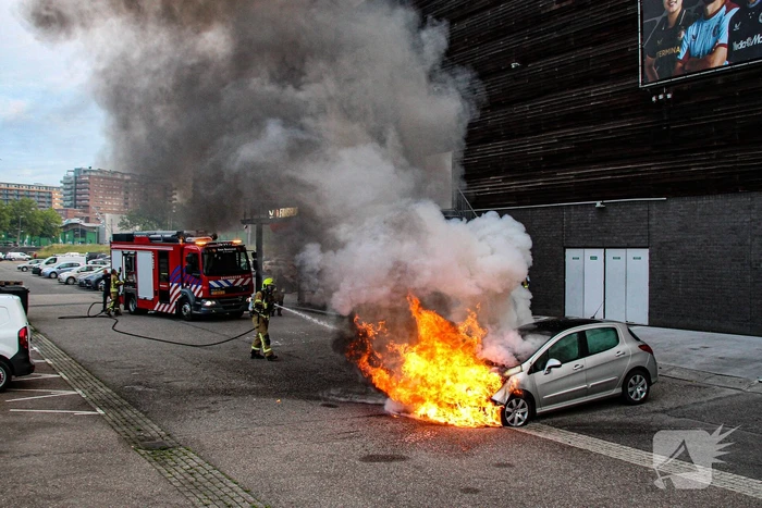 Brand in auto zorgt voor flinke rookontwikkeling