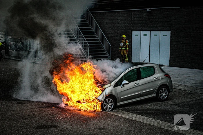 Brand in auto zorgt voor flinke rookontwikkeling