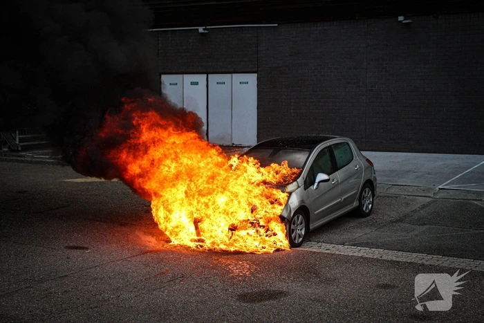 Brand in auto zorgt voor flinke rookontwikkeling