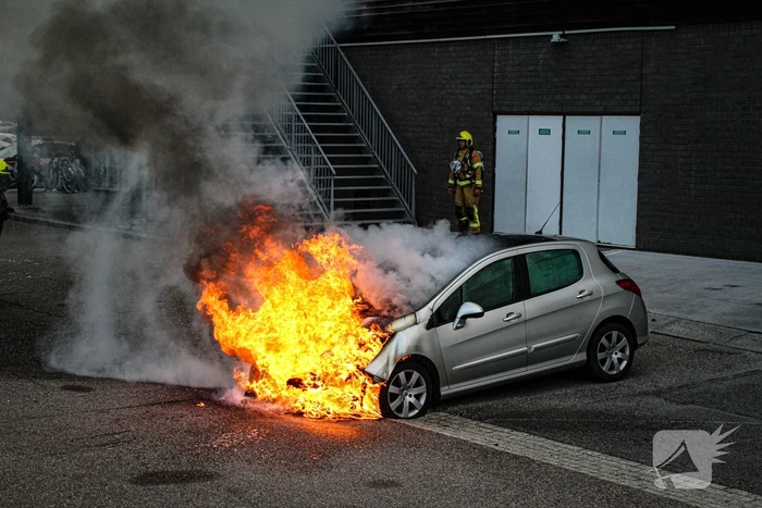 Brand in auto zorgt voor flinke rookontwikkeling
