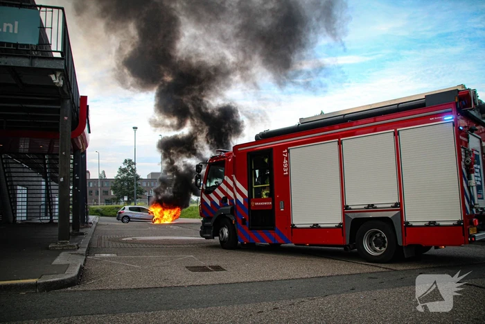 Brand in auto zorgt voor flinke rookontwikkeling