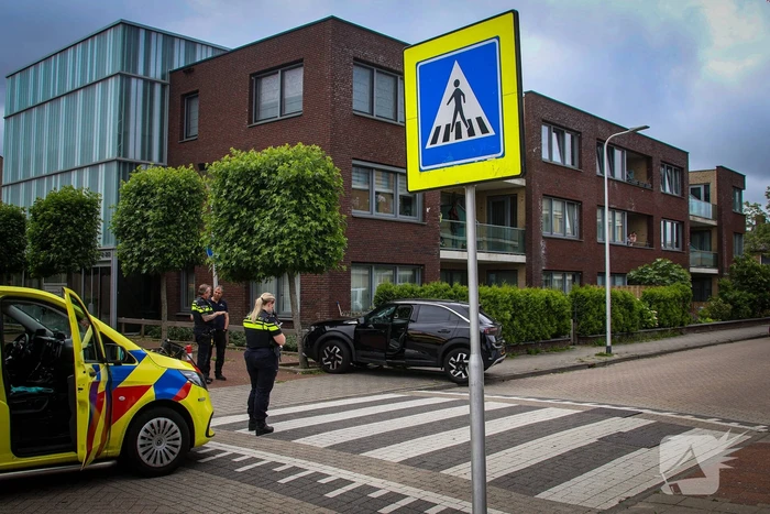 Automobilist botst tegen verkeersbord