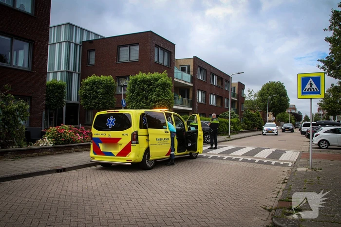Automobilist botst tegen verkeersbord
