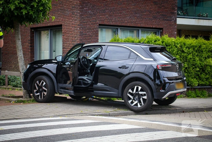 Automobilist botst tegen verkeersbord