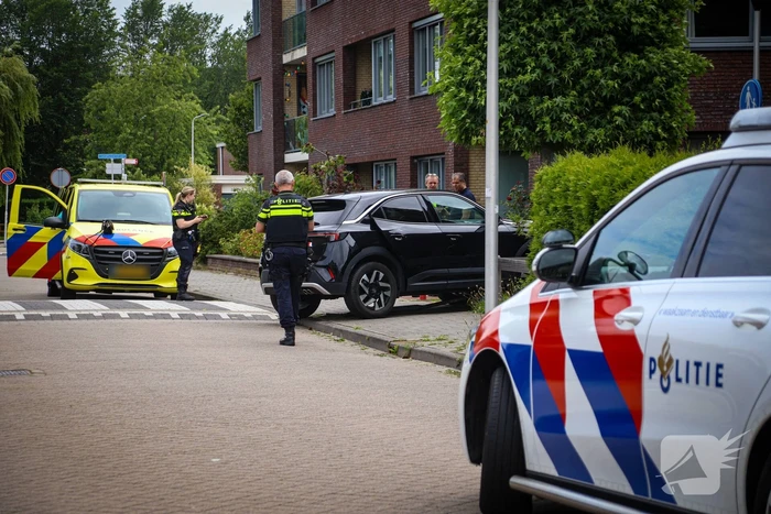 Automobilist botst tegen verkeersbord