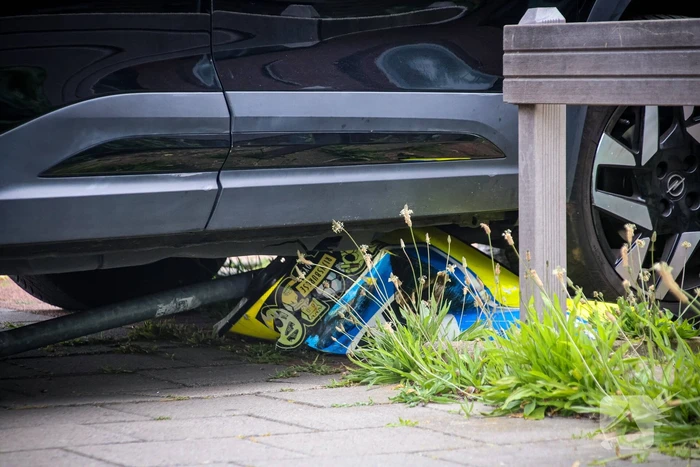 Automobilist botst tegen verkeersbord