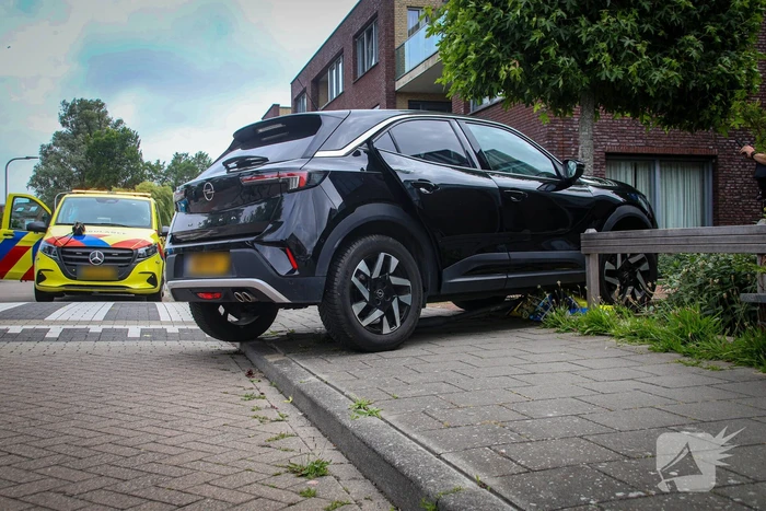Automobilist botst tegen verkeersbord
