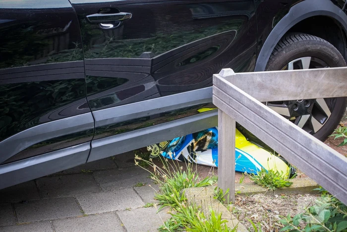 Automobilist botst tegen verkeersbord