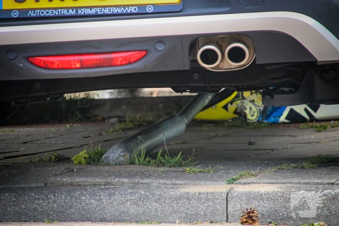Automobilist botst tegen verkeersbord