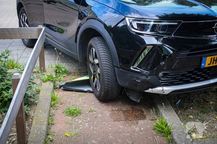 Automobilist botst tegen verkeersbord