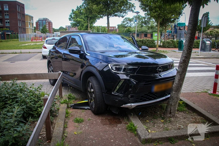 Automobilist botst tegen verkeersbord