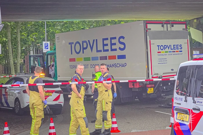 Fietser raakt zwaargewond bij aanrijding met vrachtwagen