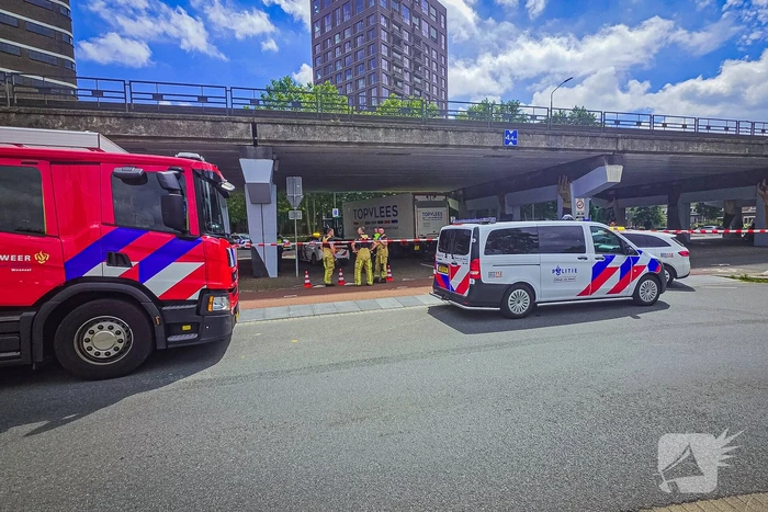 Fietser raakt zwaargewond bij aanrijding met vrachtwagen
