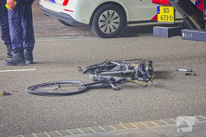 Fietser raakt zwaargewond bij aanrijding met vrachtwagen