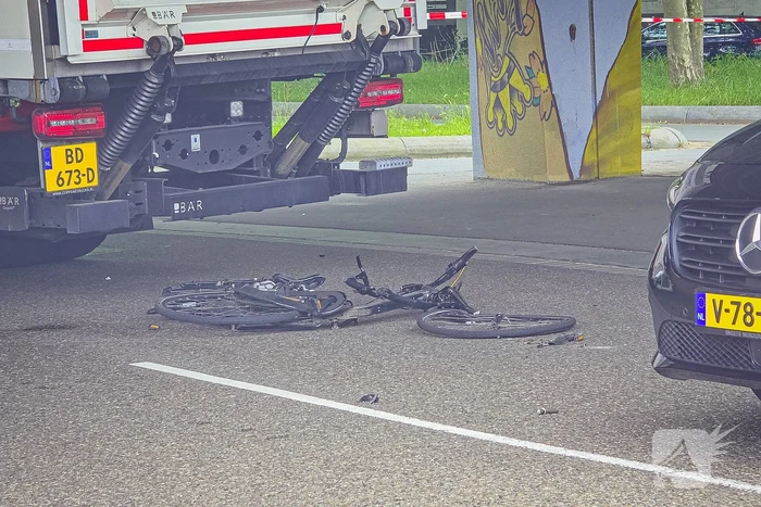 Fietser raakt zwaargewond bij aanrijding met vrachtwagen