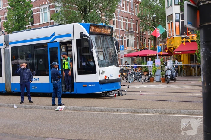 Fietser zwaargewond na aanrijding met tram