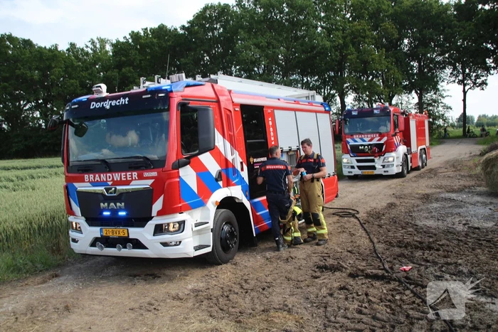 Brand in landbouwvoertuig tijdens hooibalen draaien