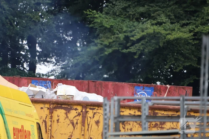 Brand in container bij tuincentrum