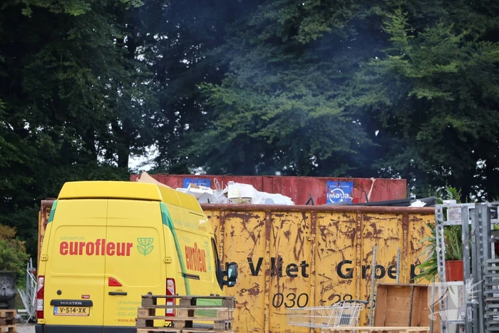 Brand in container bij tuincentrum