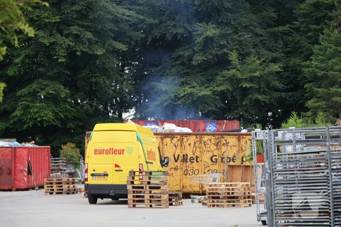 Brand in container bij tuincentrum
