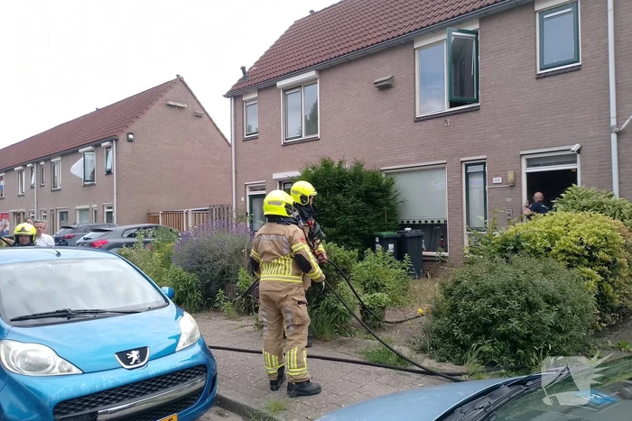 Brandweer blust woningbrand in Velp