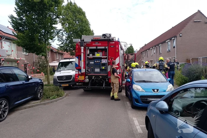 Brandweer blust woningbrand in Velp