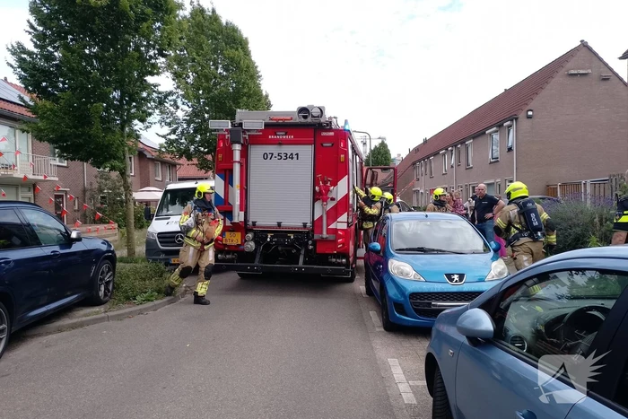 Brandweer blust woningbrand in Velp