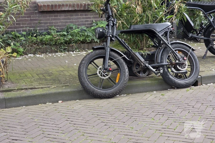 Fatbike en auto met elkaar in botsing