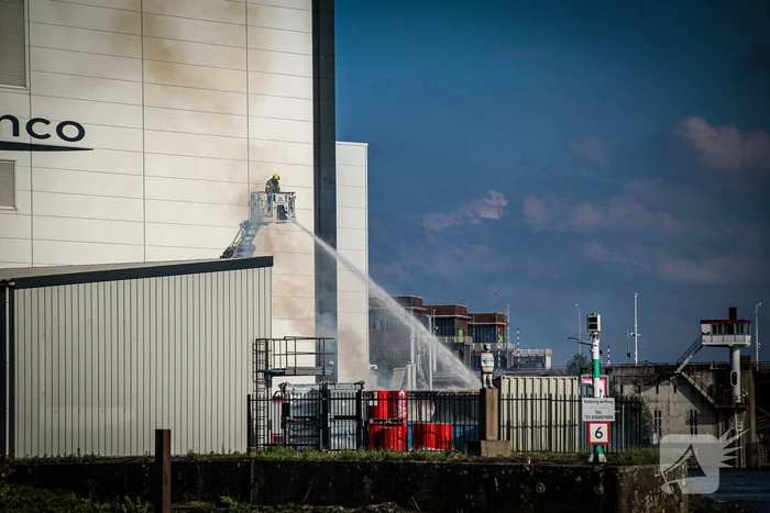 Brand in zeecontainer zorgt voor grote inzet van brandweer