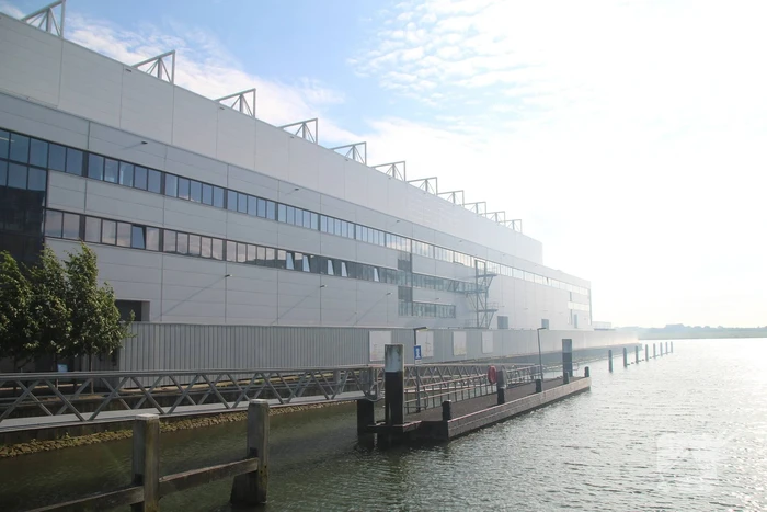 Brand in zeecontainer zorgt voor grote inzet van brandweer