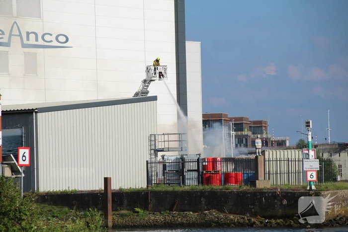 Brand in zeecontainer zorgt voor grote inzet van brandweer