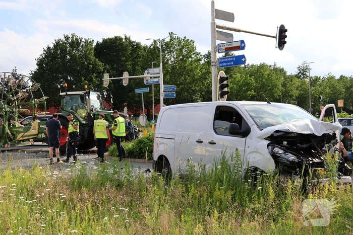 Verkeersongeval met bestelbus en trekker