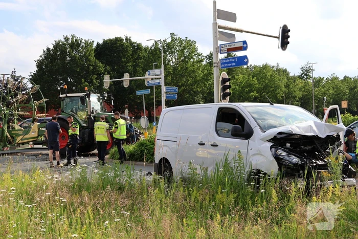 Verkeersongeval met bestelbus en trekker