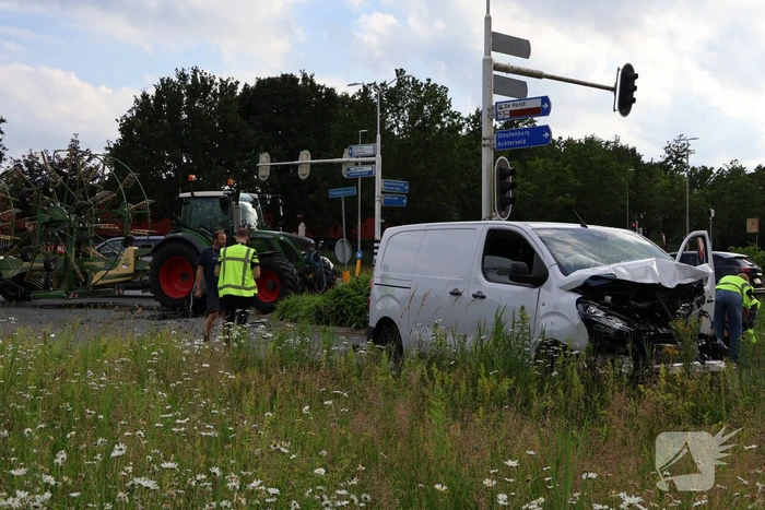 Verkeersongeval met bestelbus en trekker