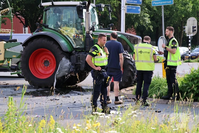 Verkeersongeval met bestelbus en trekker