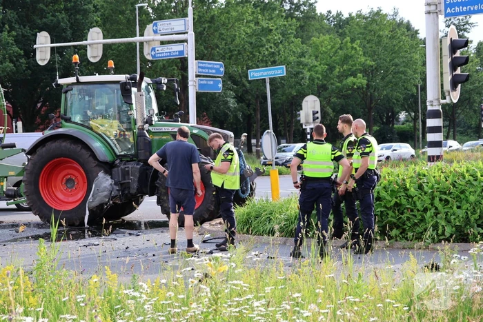 Verkeersongeval met bestelbus en trekker