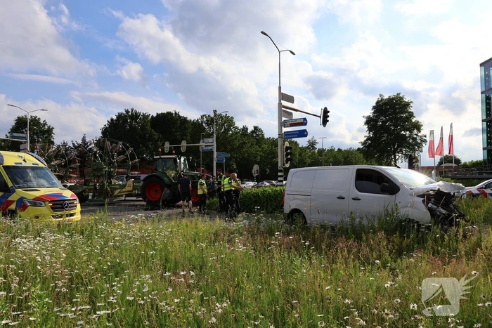 Verkeersongeval met bestelbus en trekker