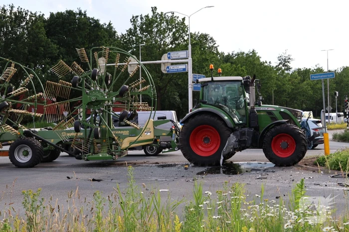 Verkeersongeval met bestelbus en trekker