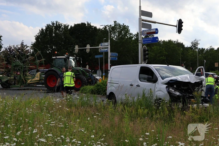 Verkeersongeval met bestelbus en trekker